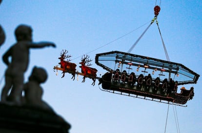 Santa in the sky es la versión navideña del restaurante volador Dinner in the sky (Cena en el cielo), para 22 comensales, que funciona en otros momentos del año.
