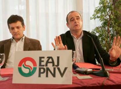 Jon Jauregi, a la izquierda, y Joseba Egibar, ayer en San Sebastián, durante las explicaciones sobre los bienes del primero.