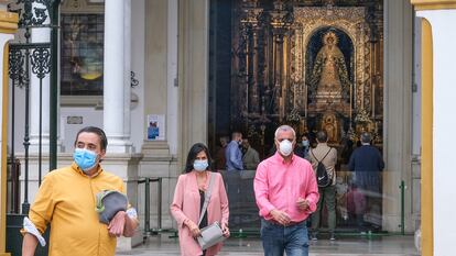 Salida de misa en la basílica de la Macarena.