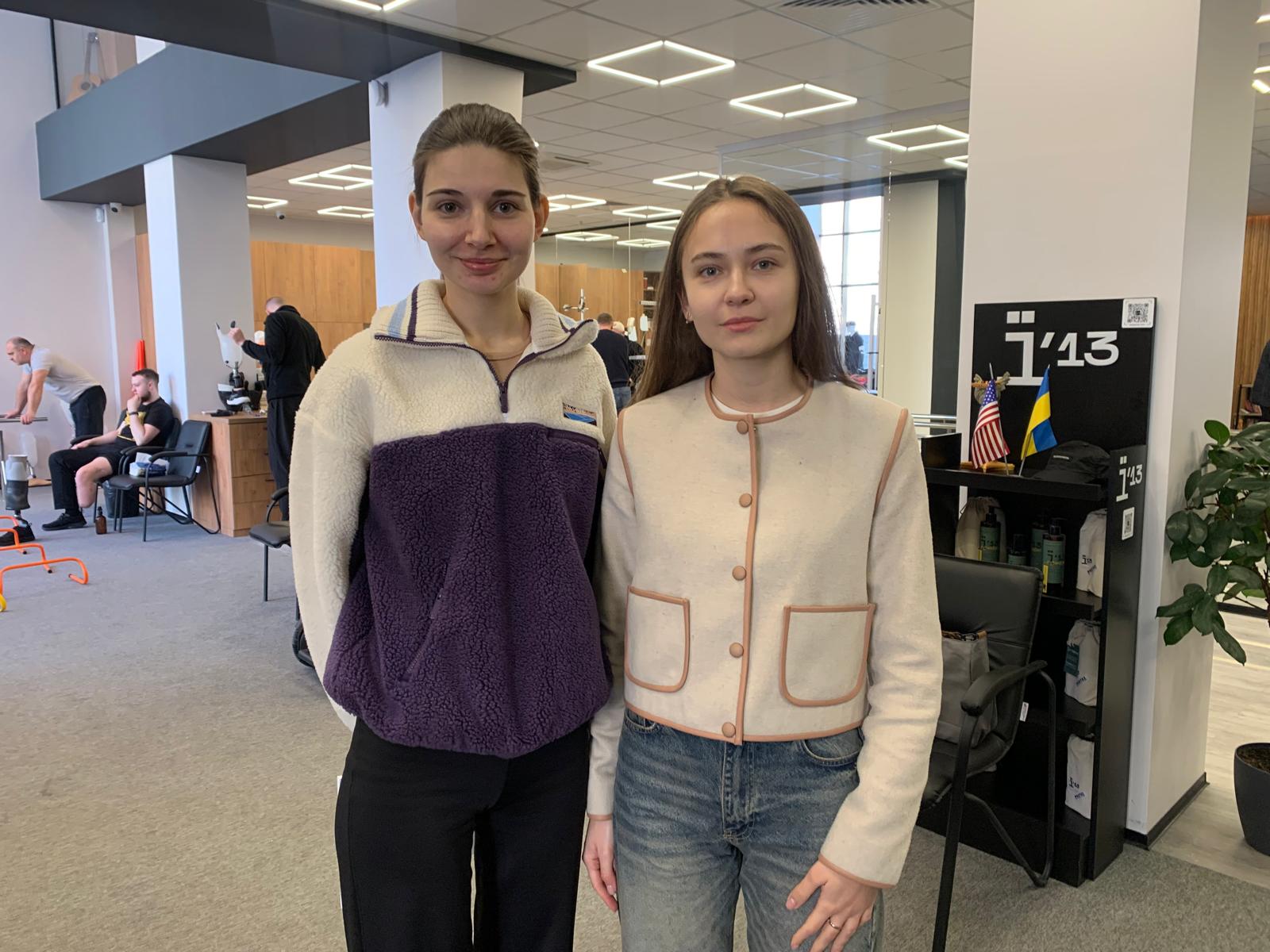 Margarita Chalenko, a la derecha, junto a su compañera Irina Kravets, en la fundación Protez, donde trabajan, este jueves en Kiev.