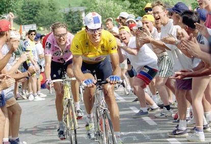 Miguel Induráin seguido por el suizo Alex Zülle en los últimos kilómetros de la escensión al Alpe d'Huez de 1995.