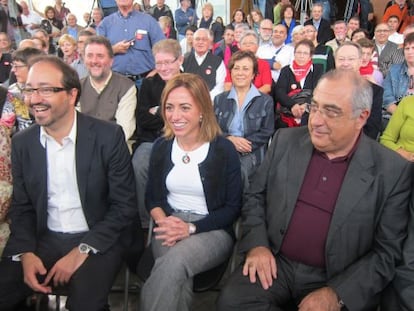 Carme Chacón, entre Àlex Sáez, candidato por Girona y Joaquim Nadal, portavoz del PSC en el Parlamento catalán.