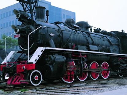 Número 73 de la serie 'Oculto en la ciudad' del creador Liu Bolin con una locomotora.