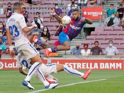 Depay , en el duelo del Barcelona frente al Getafe en el Camp Nou.