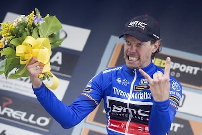 Daniel Oss, el primer líder de la Tirreno-Adriático, en el podio.