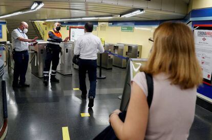 Controles de acceso en la estación de metro de Menéndez Pelayo, en Madrid.