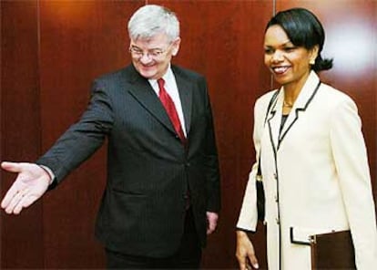 Condoleezza Rice, en Berlín junto al ministro de Exteriores alemán, Joschka Fischer.