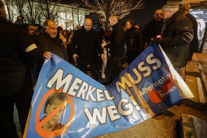 Varias personas de la AfD se manifiestan contra Merkel tras el atentado de Berl&iacute;n.