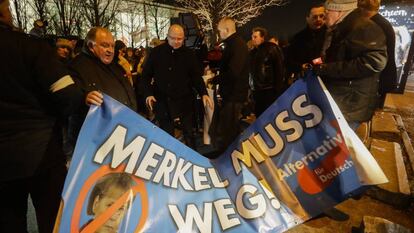 Varias personas de la AfD se manifiestan contra Merkel tras el atentado de Berl&iacute;n.