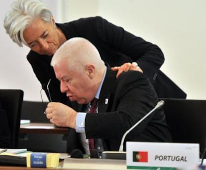 La ministra francesa de Finazas, Christine Lagarde, saluda a su homólogo portugués, Fernando Teixeira dos Santos, al inicio de la reunión de Budapest.