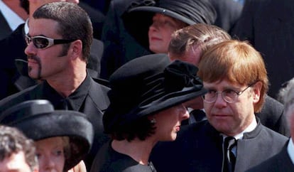 George Michael com Elton John em 1997 no funeral do Lady Di.