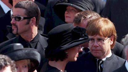 George Michael com Elton John em 1997 no funeral do Lady Di.