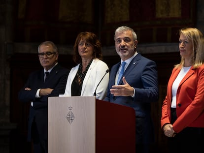 El alcalde de Barcelona Jaume Collboni, cuando presentó a sus tenientes de alcalde en verano pasado. A la derecha, el responsable de Economía, Jordi Valls.