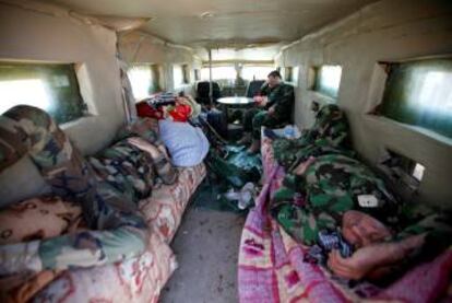 'Peshmergas' descansan en un vehículo militar estacionado en Bashiqa.