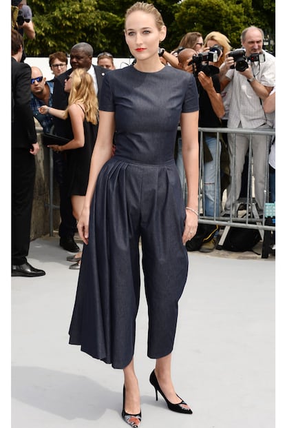 Leelee Sobieski brilló en el front row de Christian Dior con este mono denim de la maison.