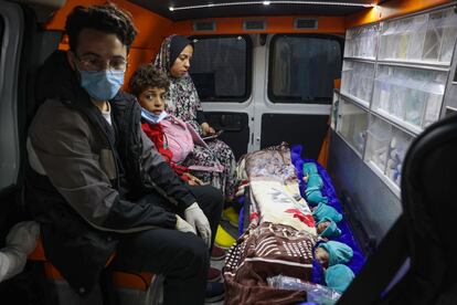 Un grupo de de bebés palestinos siendo evacuados en el interior de una ambulancia hacia Egipto desde el hospital Al Shifa, en Gaza. 