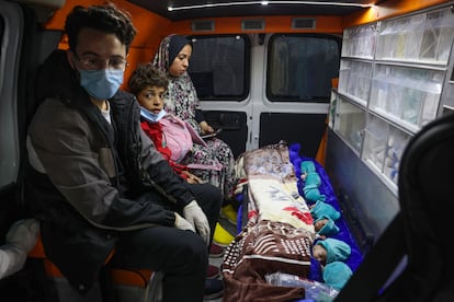 Un grupo de de bebés palestinos siendo evacuados en el interior de una ambulancia hacia Egipto desde el hospital Al Shifa, en Gaza.