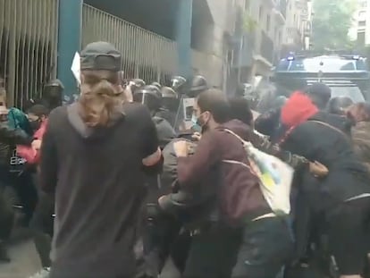 Vecinos y activistas obstaculizan la acción de los Mossos, en una imagen de un vídeo de Sindicat del Raval.