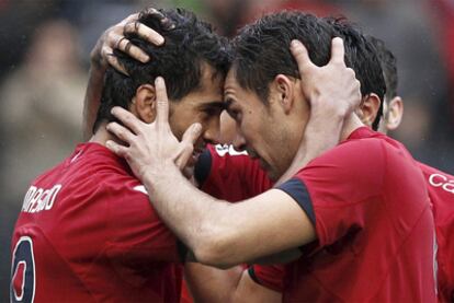 El centrocampista iraní del Osasuna Masoud Shojaei junto a su compañero Damià Abella.