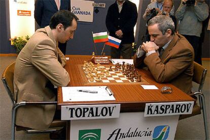 El búlgaro Vesselin Topalov y el ruso Gary Kaspárov, en la última ronda del XXII Torneo de Linares.