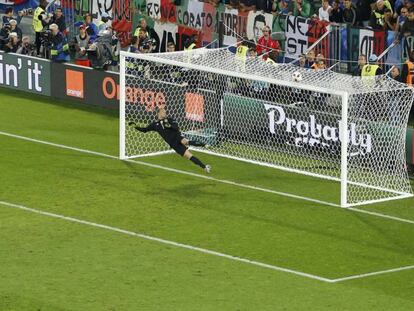 Zaza envía alto el lanzamiento de penalti.