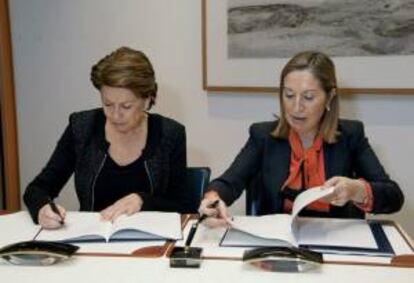 Fotografía facilitada por el Banco Europeo de Inversiones de la vicepresidenta de la entidad, Magdalena Álvarez, y la ministra de Fomento de España, Ana Pastor, durante la firma del contrato por el que el BEI ha concedido a España un préstamo de 465 millones de euros para inversiones en mejoras de la seguridad vial y rehabilitación de las carreteras de la red nacional.
