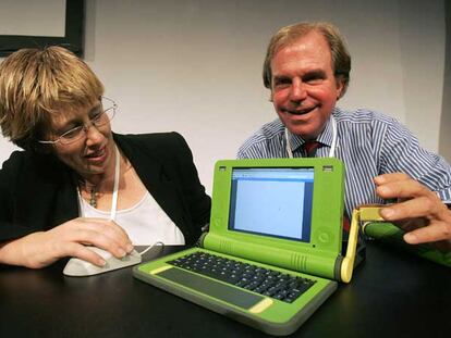 Nicholas Negroponte (derecha) con un prototipo del ordenador de bajo coste en 2006.