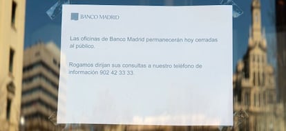 Puerta de la sede de Banco Madrid