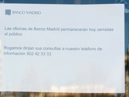 Puerta de la sede de Banco Madrid  