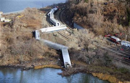 Vista aérea del descarrilamiento de tren Metro-North en el barrio del Bronx de Nueva YoK