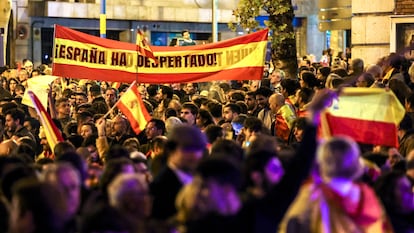 Concentración en contra de la amnistía celebrada este lunes cerca de la sede del PSOE en la calle de Ferraz (Madrid).