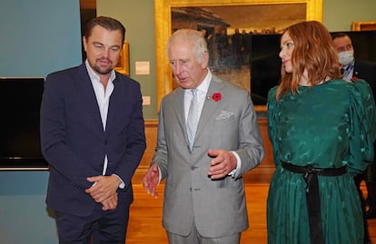 El príncipe Carlos charla con el actor Leonardo DiCaprio y la diseñadora Stella McCartney en la galería Kelvingrove de Glasgow, Escocia, el 3 de noviembre de 2021, durante la COP26.