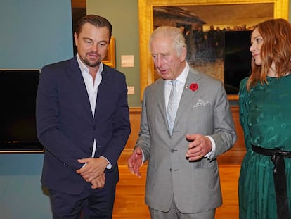 El príncipe Carlos charla con el actor Leonardo DiCaprio y la diseñadora Stella McCartney en la galería Kelvingrove de Glasgow, Escocia, el 3 de noviembre de 2021, durante la COP26.