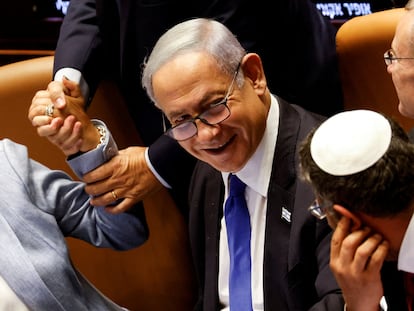 Benjamín Netanyahu, en el centro, durante el debate en el Parlamento, este lunes en Jerusalén.