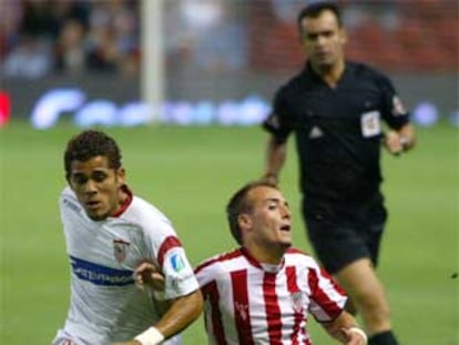 Alves y Yeste pugnan por el balón en una jugada del partido.