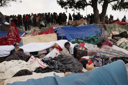 Desplazados libios en un campo de Naciones Unidas instalado en la frontera con Túnez, en Ras Jdir.