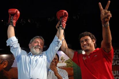 Lula (izquierda) y el boxeador brasileño Acelino Popo Freitas, el martes.