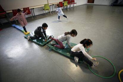 Como no hay gimnasio y hace mal tiempo, la clase de Educación Física se imparte dentro de un aula.