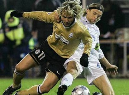 Nedved y Lovetsky pugnan un balón.