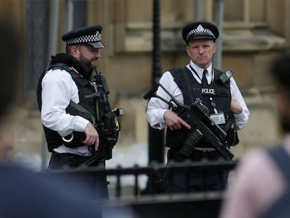 Dos policías armados hacen guardia frente a Wesminster este martes.