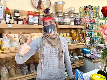 Una de las viseras 3D entregadas entre los comerciantes de Gines.