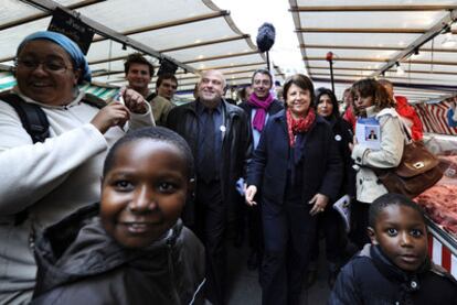 La aspirante a la candidatura del PS francés, Martine Aubry (centro), visita un mercado.