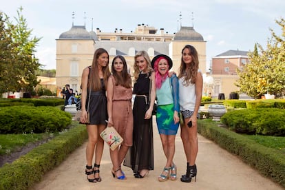 Las blogueras Silvia Bartabac, de Bartabac; Erea Louro, de All that she wants; Priscila Hernández, de Personal Style; Aminta, de Amintaonline; y María, de Stellawantstodie, a su llegada a la fiesta.