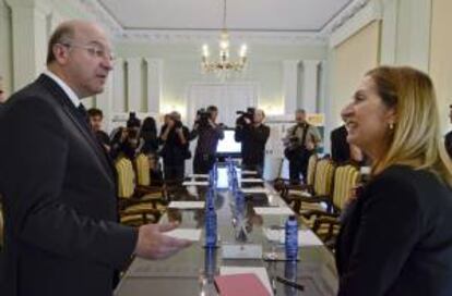 La ministra de Fomento, Ana Pastor (d), junto al alcalde de Ourense, Agustín Fernández (i), preside una reunión para abordar la llegada del AVE a esta capital gallega, esta tarde en la sede de la subdelegación del Gobierno en la ciudad.