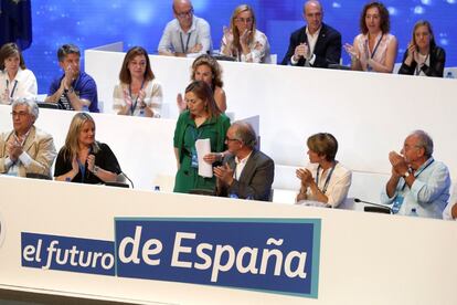 La presidenta del Congreso, Ana Pastor (c), es aplaudida tras su intervención.