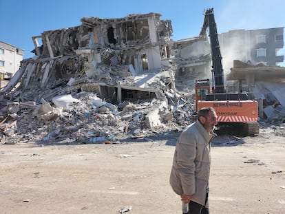 Un hombre pasaba frente a uno de los edificios destruidos por el terremoto, el jueves en la localidad turca de Islahiye.