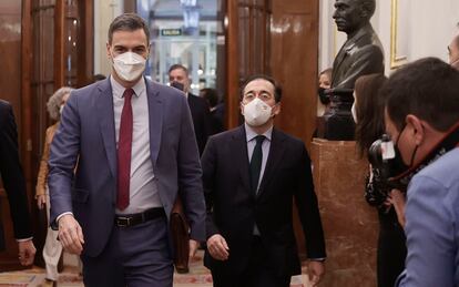 El presidente del Gobierno, Pedro Sánchez, y el ministro de Exteriores, José Manuel Albares, el día 2 en los pasillos del Congreso.