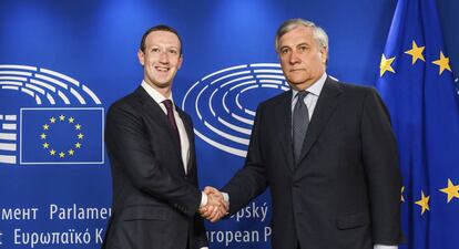 El fundador de Facebook, Mark Zuckerberg, i el president del Parlament Europeu, Antonio Tajani, dimarts a Brussel·les.