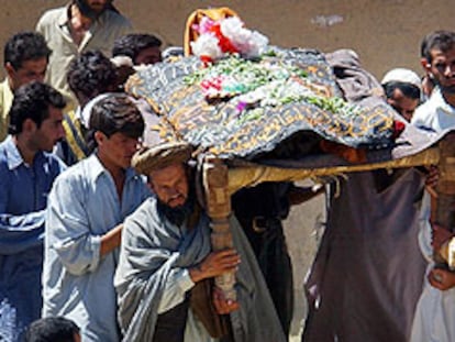 Un grupo de afganos porta el cadáver de un joven muerto ayer en el atentado de Kabul.