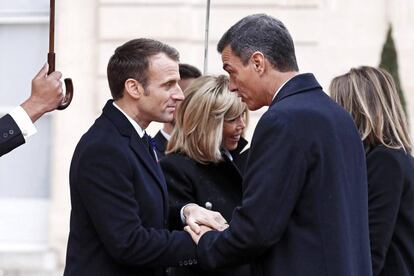 Emmanuel Macron recibe al presidente del Gobierno español, Pedro Sánchez, este domingo en el Palacio del Elíseo.